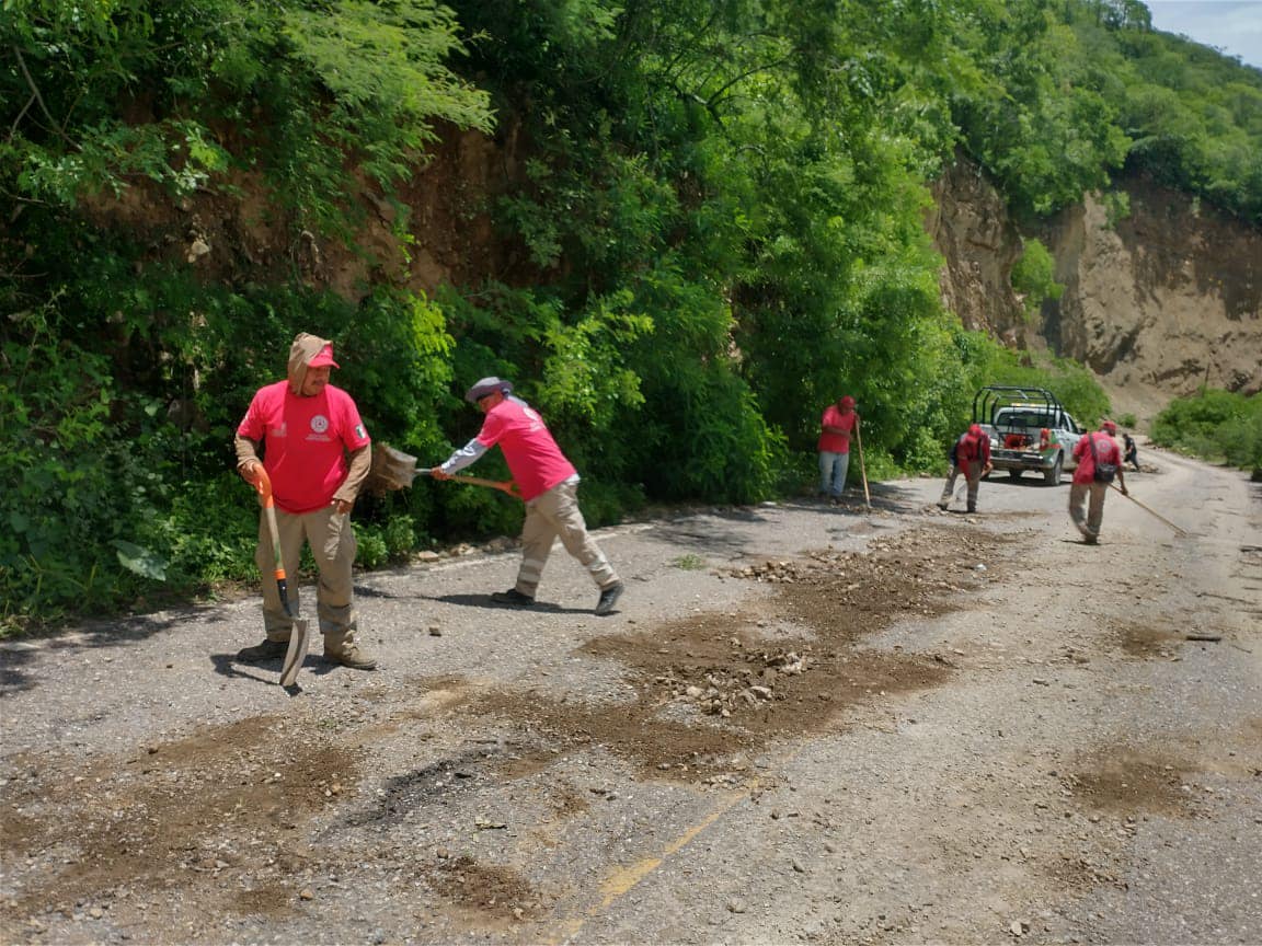 Puede ser una imagen de 5 personas y carretera