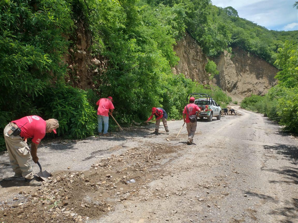 Puede ser una imagen de 4 personas y carretera